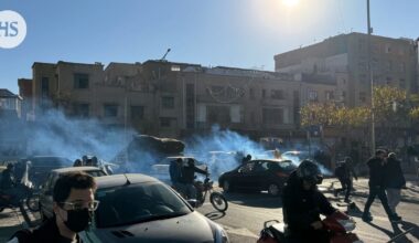 Maanpaossa elävä prinssi kehottaa mielenosoittajia jatkamaan, vaikka hallinto taltuttaa heitä voimakeinoin