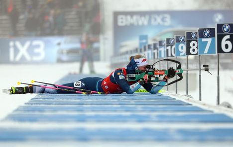 Suvi Minkkinen ampui torstaina puhtaasti ja oli päivän seitsemänneksi nopein hiihtoladulla.