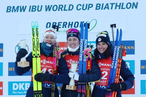 Suvi Minkkinen (vas.) ja Julia Simon (oik.) jahtaavat Elvira Öbergiä (kesk.) sunnuntain takaa-ajossa.