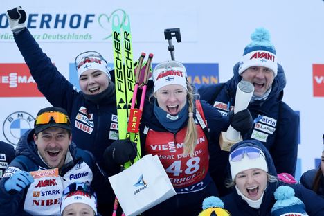 Suomen maajoukkue juhli Minkkisen palkintosijaa kilpailun jälkeen.