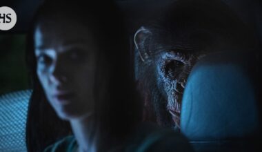 Raivotautinen simpanssi jahtaa teinejä häijyssä kauhuelokuvassa