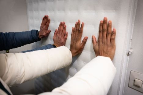 Eiran aikuislukion porraskäytävä on huomattavasti lämpimämpi kuin kadulta porraskäytävälle johtava kiinteistöyhtiön aulatila.