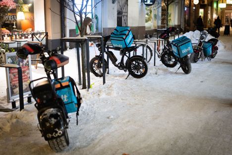 Isolla Roobertinkadulla on lukuisia ravintoloita, joista tehdään tilauksia ruokalähettien kuljetettavaksi.