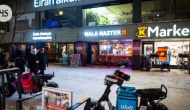 Aikuislukion portaikosta tuli ruokalähettien epävirallinen taukopaikka