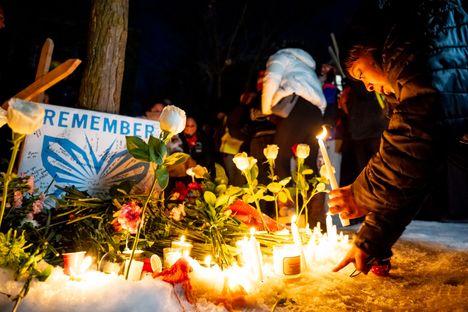 Ihmiset toivat kynttilöitä ICE:n agentin ampuman naisen muistoksi Minneapolisissa.