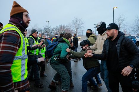 Liittovaltion agentti tarrasi kiinni mielenosoittajaan Minneapolisissa torstaina.