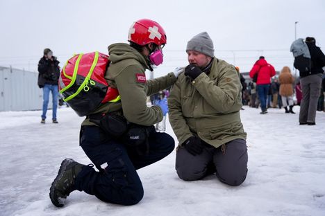 Silmiinsä kaasua saanut mies sai lääkintäyksikön apua.