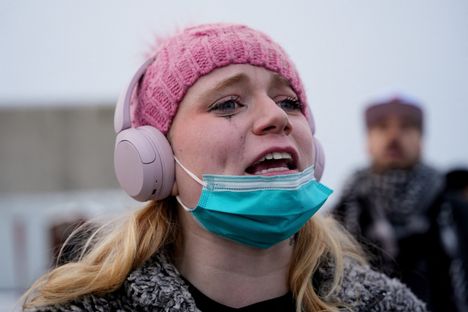 Nainen osoitti mieltään ICE:tä vastaan torstaina.