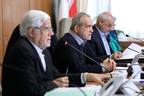 Iranin presidentti Masoud Pezeshkian (kesk.) ja hänen hallituksensa kokoustivat keskiviikkona Teheranissa. Samaan aikaan kansa marssi kaduilla.