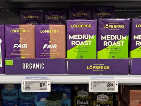 Löfbergsin kahvia Prisman hyllyssä Helsingin Herttoniemessä torstaina.