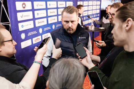 Leijonien päävalmentaja Antti Pennanen oli viime perjantaina ymmällään, kun toimittajat utelivat hänen jatkosopimuskuvioistaan.