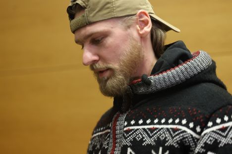 Voislav Torden kuvattuna vangitsemisoikeudenkäynnissään Helsingin käräjäoikeudessa joulukuussa 2023.