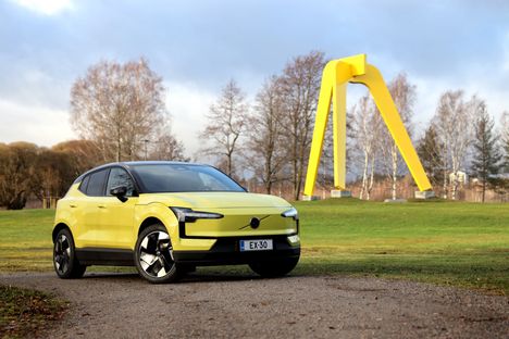 Tämä on Volvon sähköautoperheen pieni tulokas EX30. Auto kuvattuna Järvenpään rantapuistossa syksyllä 2024.