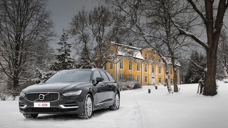 Volvo V90 kuvattuna Mustion linnalla vuonna 2019.