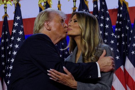 Donald Trump ja Melania-puoliso suukottelivat kampanjatilaisuudessa Palm Beachilla marraskuussa 2024.
