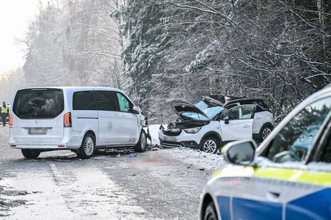 Autoilijat kärsivät liukkaudesta ja lumesta Reisbachissa, Baijerissa.