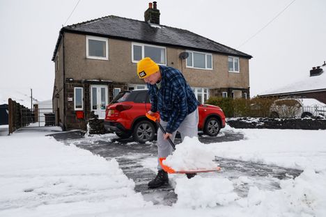 Britanniassa Dove Holesissa asukkaat pääsivät lumitöihin perjantaina.