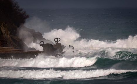 Suuria aaltoja San Sebastianin rannikolla, Baskimaalla, jonne on annettu varoitus kovasta tuulesta.