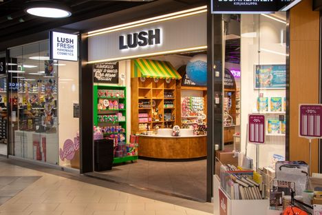 Liiketilojen välisiä ilmavuotorakoja on paikallistettu ja tiivistetty. Myös kosmetiikkamyymälän ilmastointia on tehostettu.