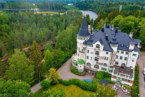 Imatran Valtionhotelli on Imatrankosken kupeessa sijaitseva, 1903 valmistunut arkkitehti Usko Nyströmin suunnittelema jugendlinna.