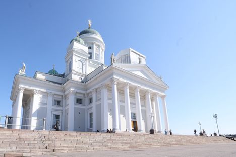 Helsingin tuomiokirkko näyttää erehdyttävästi valkoiselta, mutta on todellisuudessa maalattu kolmella eri vaaleanharmaan sävyllä. Kirkon katolla patsastelee 12 apostolia.