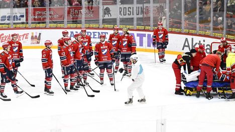 Helsingin jäähalli hiljeni pysäyttävän loukkaantumisen jälkeen.