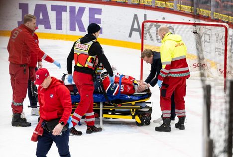 Hugo Alnefelt vietiin kaukalosta pois paareilla.