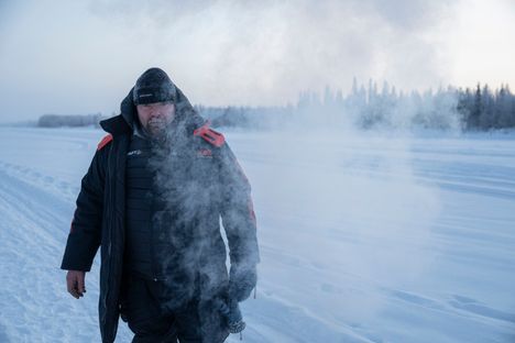 Yleensä tulien teko on osa pilkkiohjelmaa, mutta pakkasen takia Markku Karpeeki teki tulet ennen kuin matkailijat tulivat paikalle.