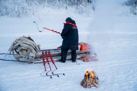 Markku Karpeeki järjesteli kairat kelkan rekeen odottamaan matkailijoita. Hän teki jäähän akkukairalla alkureiän ja peitteli sen lumella ennen turistien saapumista.