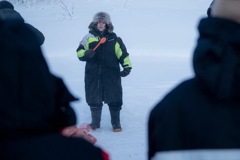 Opas Marion Fauconnet kertoi matkailijoille, miten jääsohjoa kauhotaan pilkkireiästä. Fauconnet asuu Martin kylässä Savukosken pohjoisosassa.
