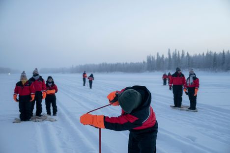 Ranskalainen matkailija kairasi Kemijoen jäätä perjantaina.