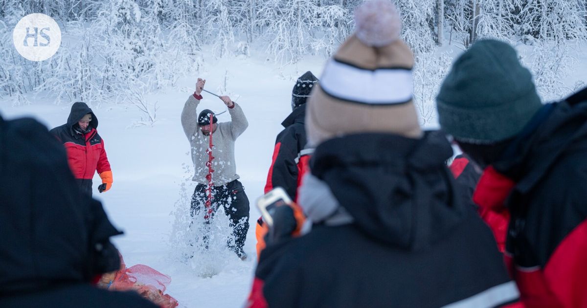 Opas lämmittäisi mieluiten kotipirttiä, mutta ranskalaisturistit halusivat pilkkimään 40 asteen pakkasessa