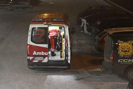 Alnefeltin vietin ambulanssilla sairaalaan.