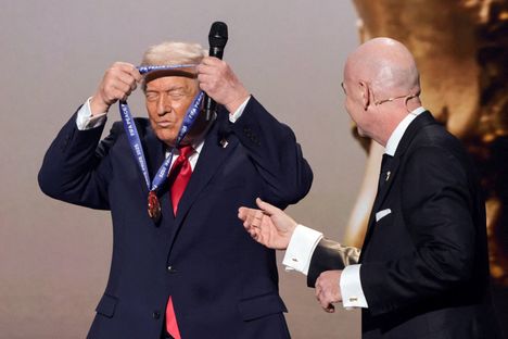 Trump ei ole jäänyt täysin ilman rauhanpalkintoja. Kansainvälinen jalkapalloliitto Fifa myönsi hänelle ensimmäisen oman rauhanpalkintonsa niin ikään joulukuussa. Sen luovutti Trumpille FIFA:n toimitusjohtaja Gianni Infantino.