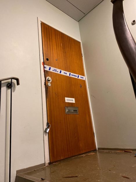 Poliisi tavoitti miehen yksityisasunnosta. Oven nimikyltti on sumennettu HS:n toimituksessa.