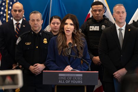 Kotimaan turvallisuusviraston johtaja Kristi Noem syytti torstaina tiedotustilaisuudessa Renee Goodia ”kotimaisesta terrorismista”. Hän viittasi naisen väitettyyn yritykseen ajaa ICE-agentin yli autolla.