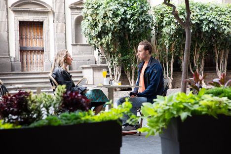 Sointu ja Topi puhuvat sarjassa niin perhesuhteista, kauneustoimenpiteistä kuin työkuormastakin.