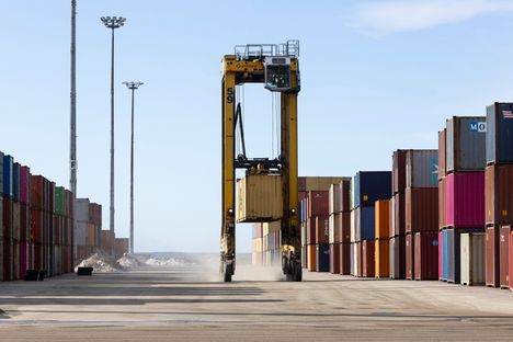 Teollisuudessa ja viennin puolella näkyy valonpilkahduksia.