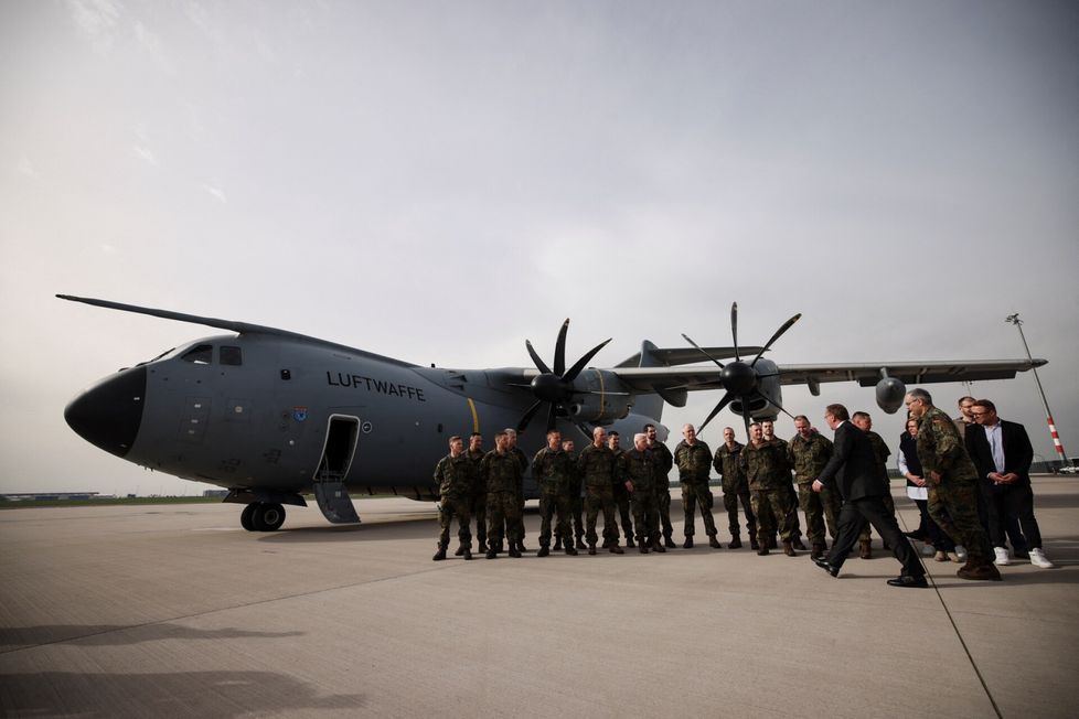 Saksa on paisuttanut puolustusbudjettiaan, mutta yleistä asevelvollisuutta ei olla palauttamassa. Kuvassa Saksan puolustusministeri Boris Pistorius Liettuassa viime vuoden huhtikuussa.