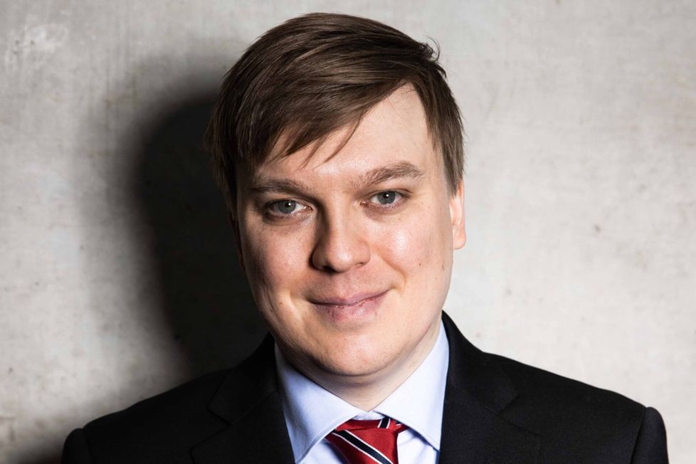 Yhdysvaltojen strategiapaperin ytimessä on Amerikka ensin -slogan. Ulkopoliittisen instituutin johtava tutkija Ville Sinkkonen katsoo tämän tarkoittavan sitä, että Yhdysvallat pyrkii irtautumaan ikävistä pidäkkeistä – kuten kansainvälisistä instituutioista – jotka heikentävät Trumpin hallinnon näkökulmasta Yhdysvaltojen kykyä toimia maailmassa.