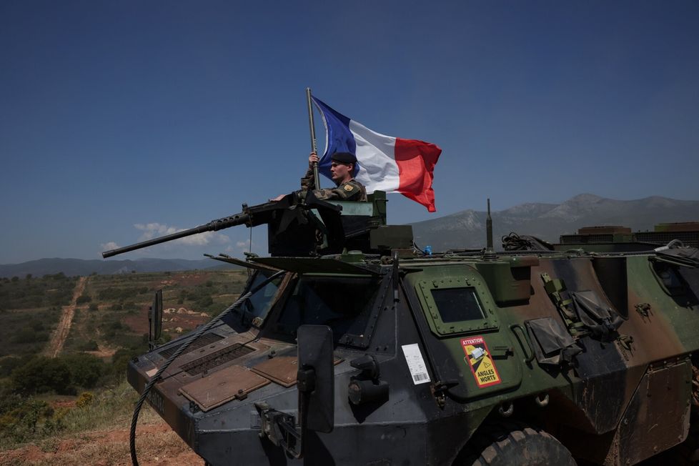 Euroopan maista Ranskalla ja Iso-Britannialla on ydinpelotteensa. Kuvassa ranskalainen sotilas amerikkalaisten johtamassa sotaharjoituksessa kesäkuussa Kreikassa.