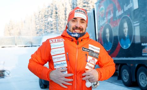 Hakola kehystää usein asiansa huumorilla, mutta puhe lapsesta veti välillä sanattomaksi.