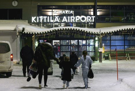 Turisteja menossa lennolle Kittilän lentoasemalla joulun välipäivinä.