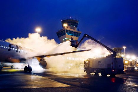 Finnairin konetta puhdistettiin Helsinki-Vantaan lentoasemalla talvella 2012.