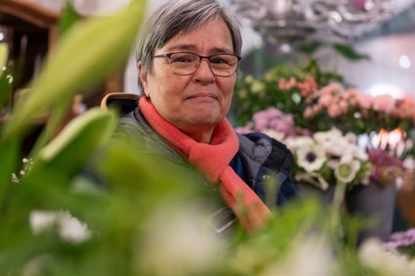 Nina Kreutzmann toivoo sitä, että etenkin grönlantilaiset ja tanskalaiset vetävät nyt yhtä köyttä. Hänet kuvattiin ostoskeskuksen kukkakaupassa.