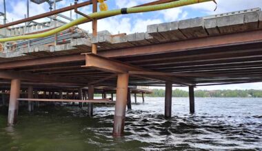 Vene törmäsi teräspalkkiin Kruunuvuorensillan työmaalla, yksi kuoli – kolmelle siltaprojektin vastuuhenkilölle syytteet | Uutisia lyhyesti