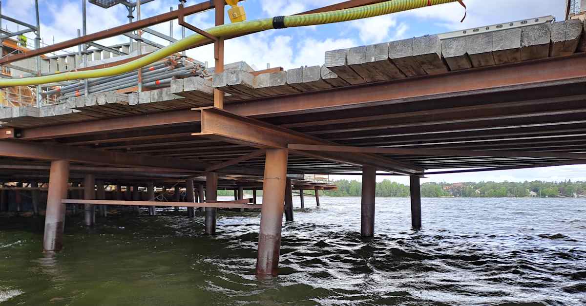 Vene törmäsi teräspalkkiin Kruunuvuorensillan työmaalla, yksi kuoli – kolmelle siltaprojektin vastuuhenkilölle syytteet | Uutisia lyhyesti