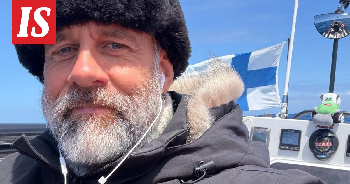 Jari Saario on yhä soutuveneessään