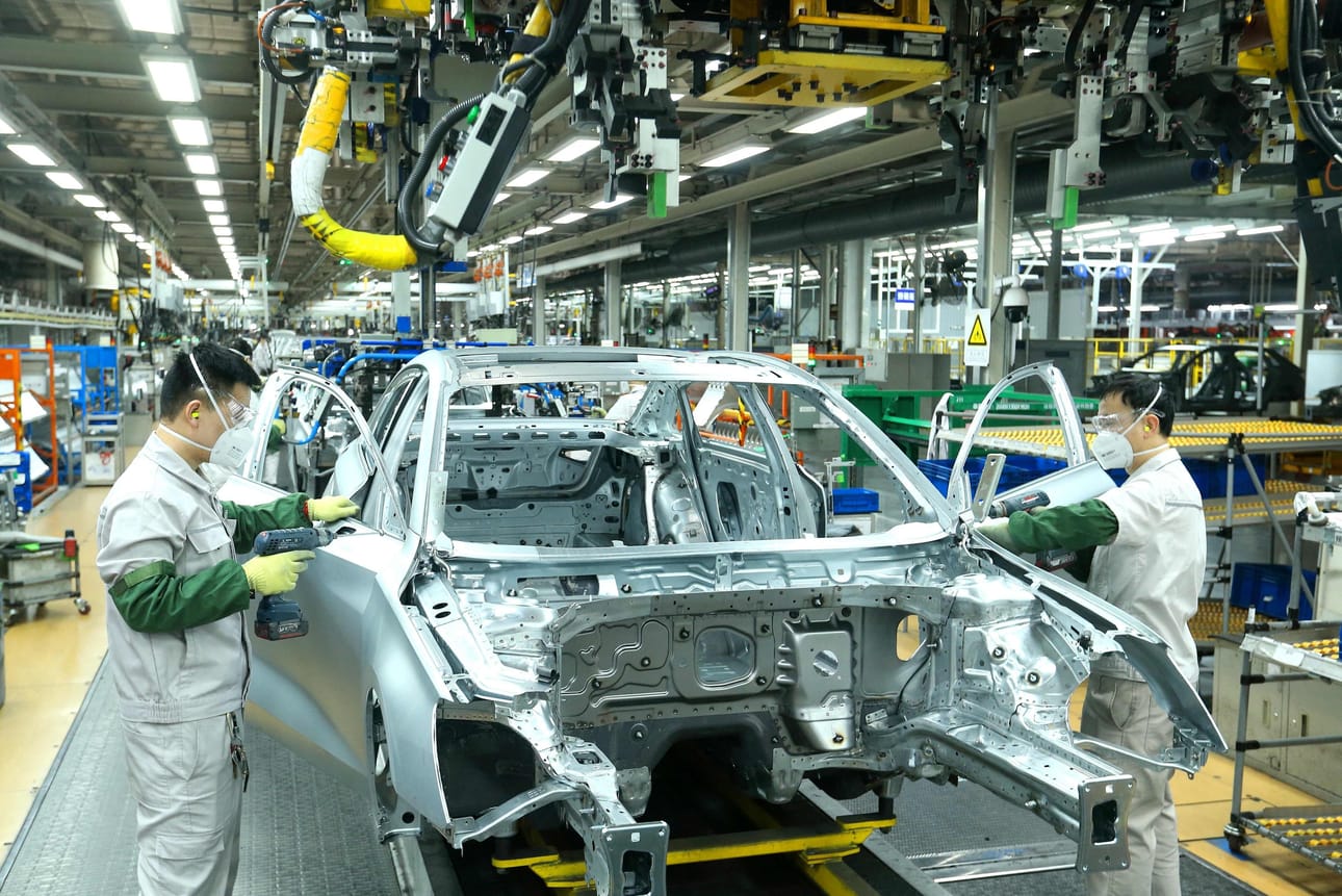 Työntekijät kokoavat autoja Volkswagenin tehtaalla Kiinan Qingdaossa.