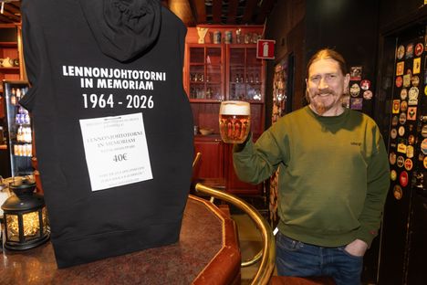 Atte Sundell kuuluu olutseura Kaisan kuohuun, joka on kokoontunut Kolmessa Kaisassa. Hän kertoo, että seura on tehnyt muun muassa yhdessä matkoja ulkomaille. Kolmen Kaisan viimeisen illan kunniaksi hän tilasi Pilsner Urquell -oluen.